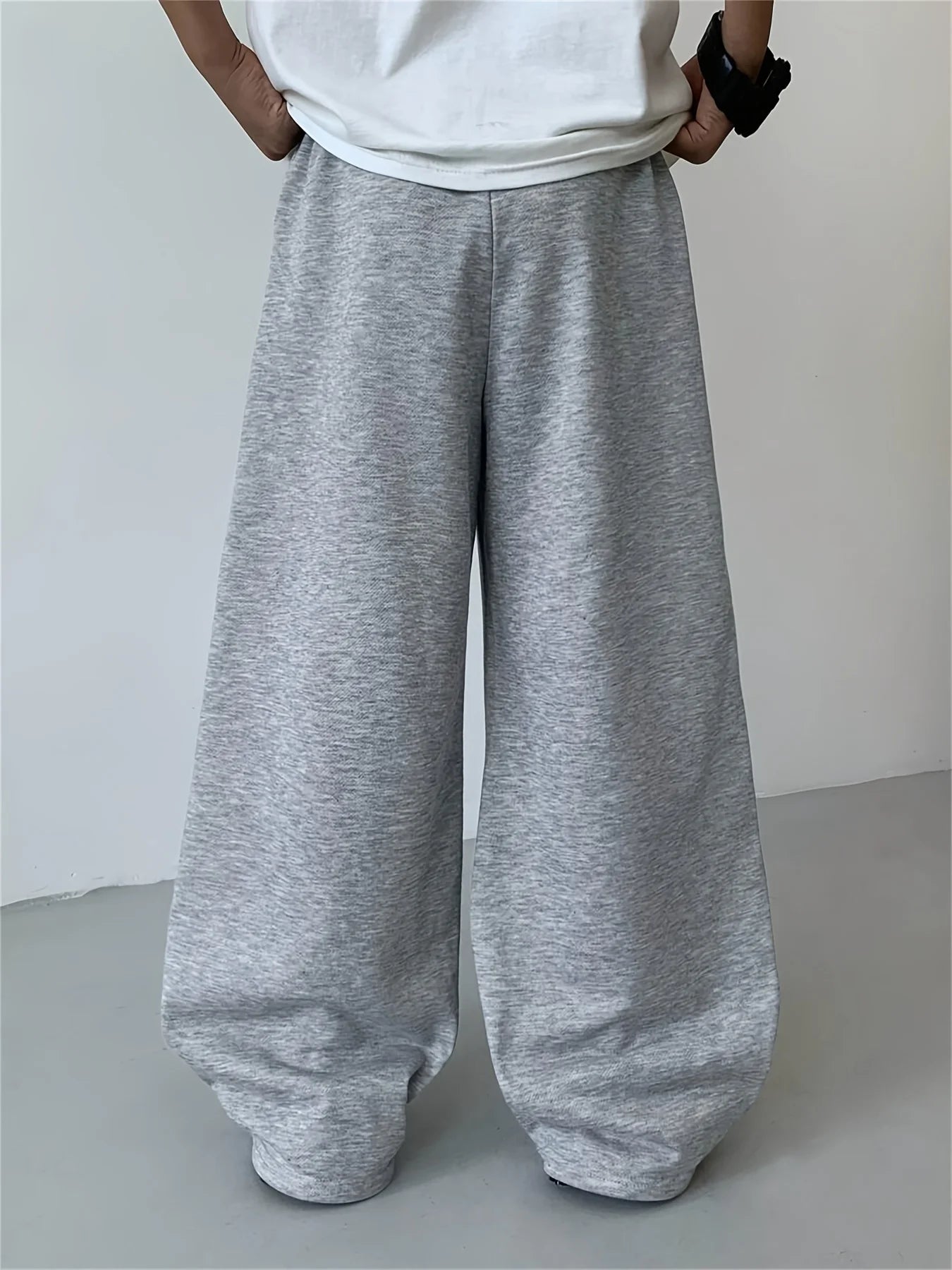 Loose, straight-leg gray trousers. Soft, everyday pants. Unisex sweatpants. All-season cotton streetwear. pants men
