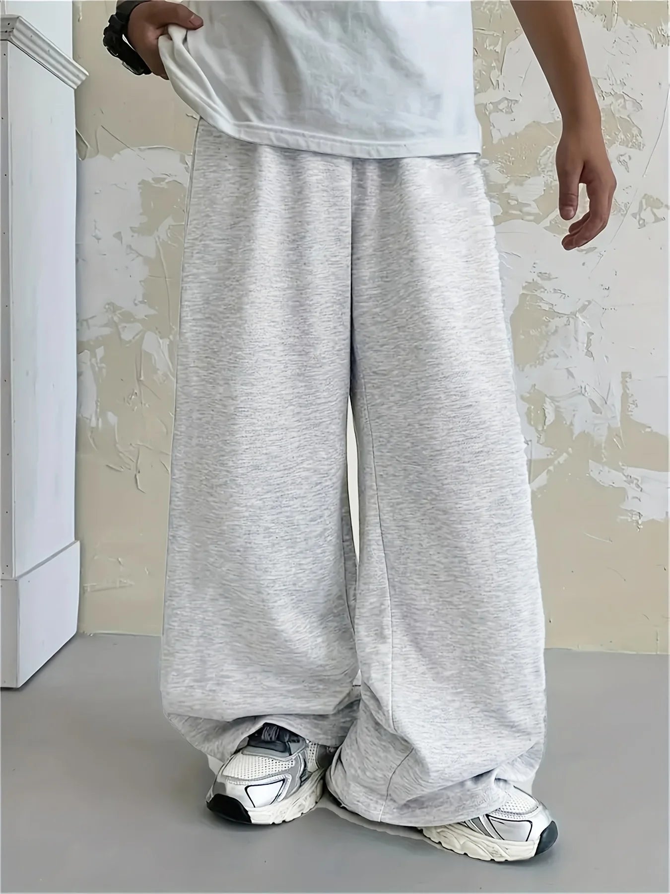 Loose, straight-leg gray trousers. Soft, everyday pants. Unisex sweatpants. All-season cotton streetwear. pants men